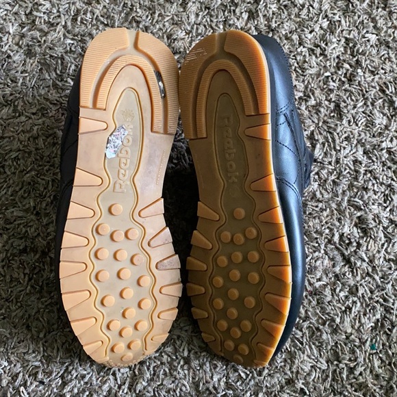 Classic Reebok - Picture 2 of 2